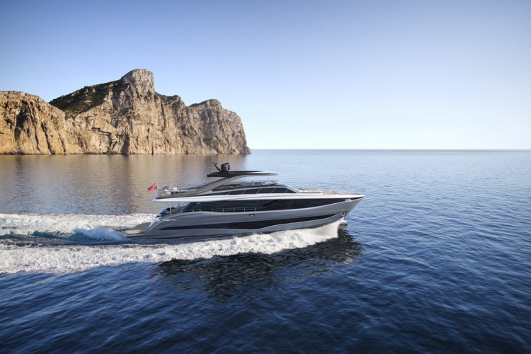 Y95 de Princess Yachts: Diseñado con énfasis en el rendimiento y un estilo inspirado en las olas
