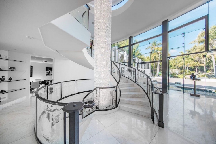 Multimillonario David Saperstein enlista su moderna mansión de Malibu por $115 millones