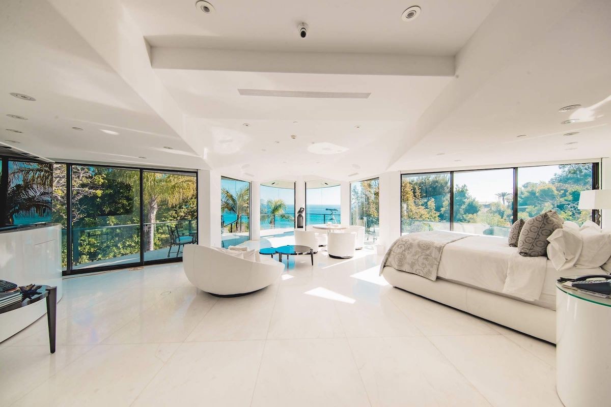 Multimillonario David Saperstein enlista su moderna mansión de Malibu por $115 millones