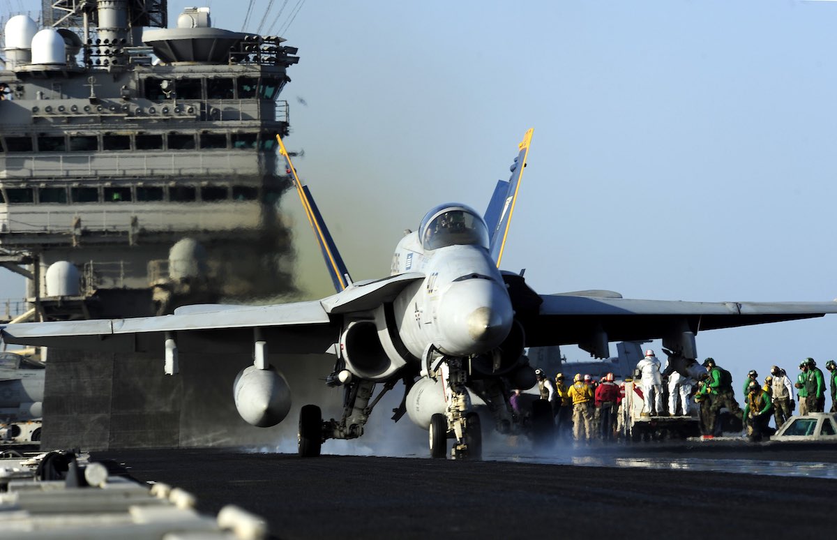Un F/A-18 Hornet demuestran su poder desde el USS John C. Stennis (CVN-74).