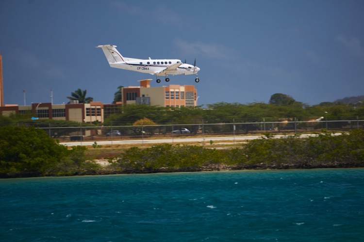 Avión aterrizando en el aeropuerto de Aruba.