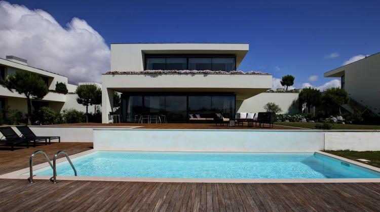 Disfruta de una escapa en familia o con amigos, alojados en las villas de diseño del resort más exclusivo de Portugal