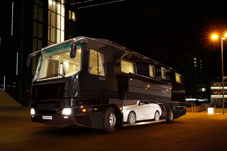 Las autocaravanas Volkner Mobil de $1,7 millones y con garaje integrado pueden que parezcan autobuses comunes desde afuera, pero solo hasta que entres en uno de ellos