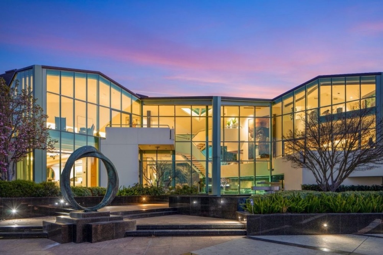 Pharrell Williams ofrece su exclusiva y ultramoderna mansión de cristal que tiene en Beverly Hills por $17 millones