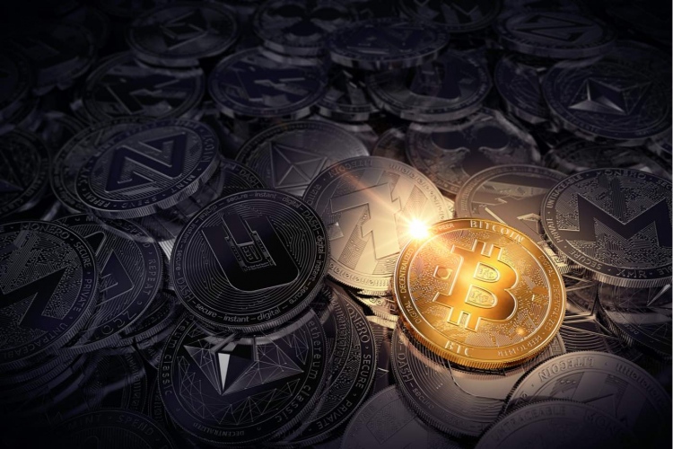 Pila de criptomonedas con Bitcoin en el frente