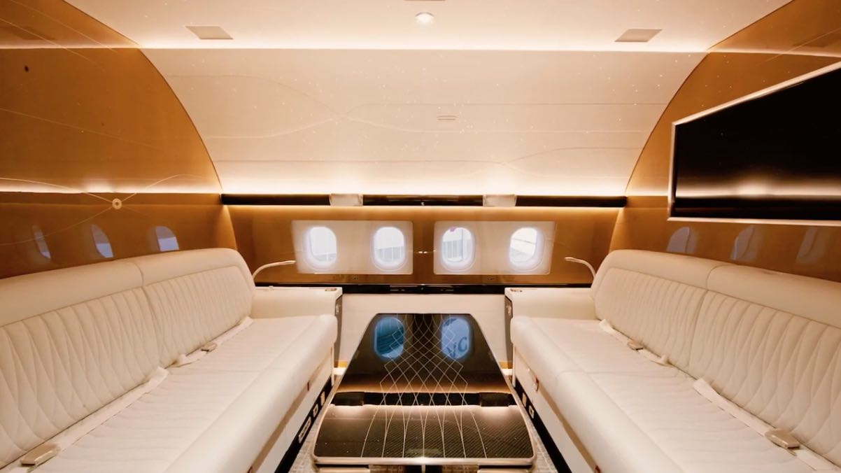 La transformación del avión privado de un multimillonario chino en un espectacular palacio con alas