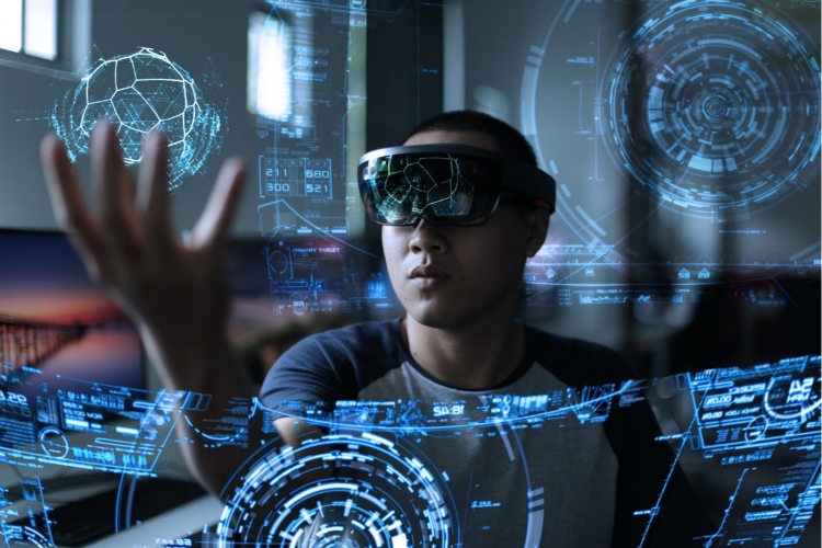 Hombres usando realidad virtual con hololens