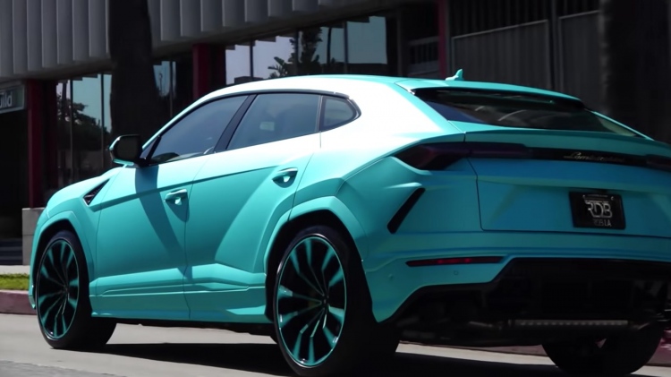 El rapero Yo Gotti celebra cumpleaños personalizando su Lamborghini Urus con una envoltura azul turquesa