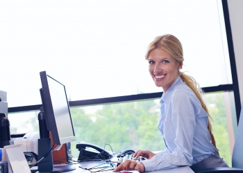 Mujer de negocios trabajando en su escritorio en una oficina