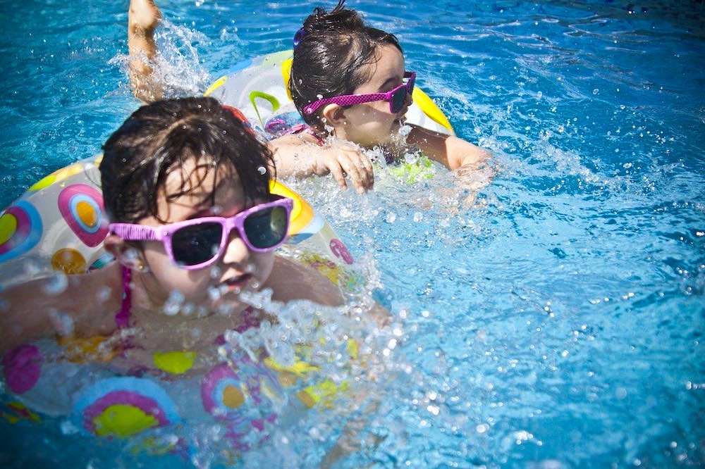 El cloro imprescindible para eliminar virus y bacterias de las piscinas, según Piscinas Lara
