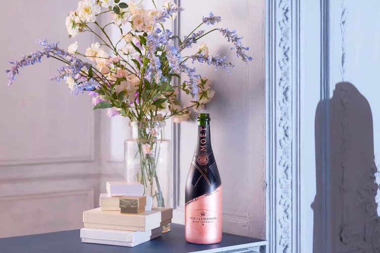 Conoce la nueva botella de champán Moët & Chandon Signature Rosé Impérial