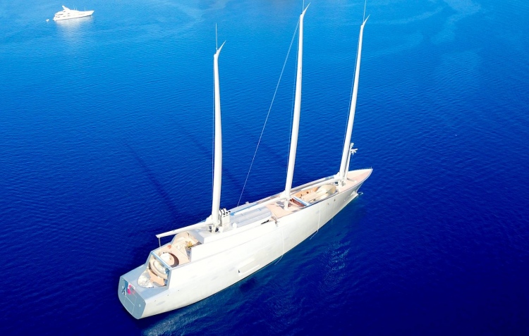 El colosal mega yate A o Sailing Yacht A