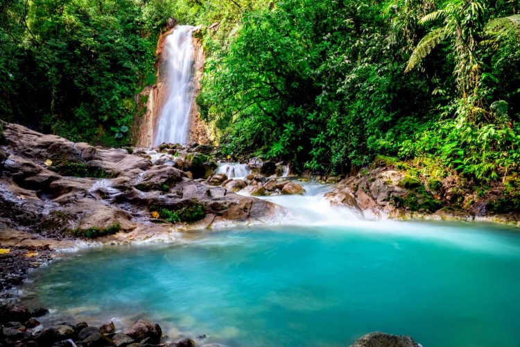 Cascadas azules de Costa Rica, paisaje natural en Bajos del Toro cerca de la Catarata del Toro y San José.