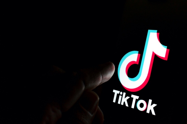 Logotipo de la aplicación TikTok en la pantalla del teléfono inteligente.
