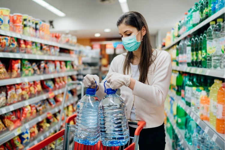 Mujer con una máscara protectora mientras compras durante la pandemia Covid-19.