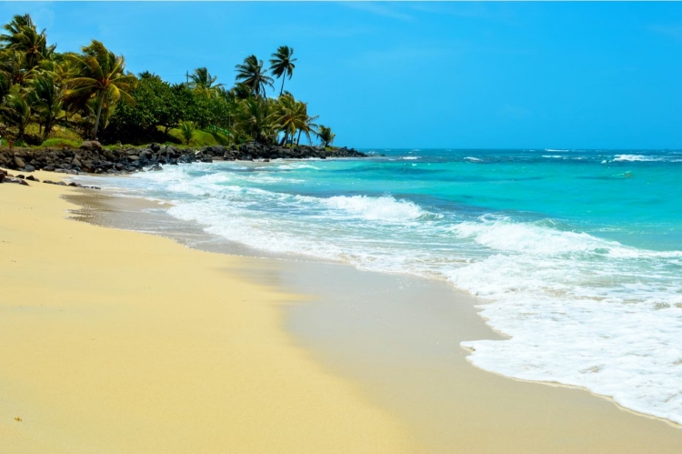 Hermosa playa tropical en Isla del Maíz, Nicaragua. Naturaleza y paisajes de Centroamérica.