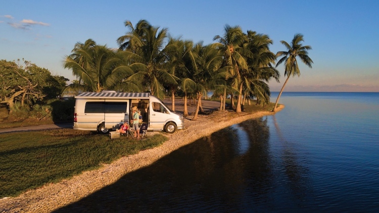 La nueva furgoneta Tommy Bahama Relax Edition es perfecta para unas vacaciones postcoronavirus.