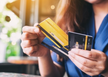 mujer eligiendo tarjeta de crédito para usar