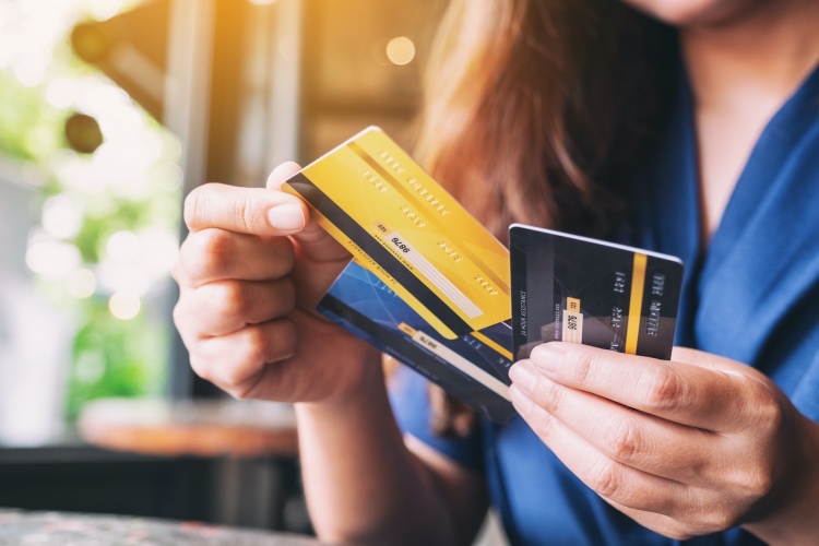 mujer eligiendo tarjeta de crédito para usar