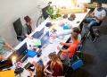 Equipo de jóvenes trabajando un proyecto en una oficina creativa en el lugar de trabajo