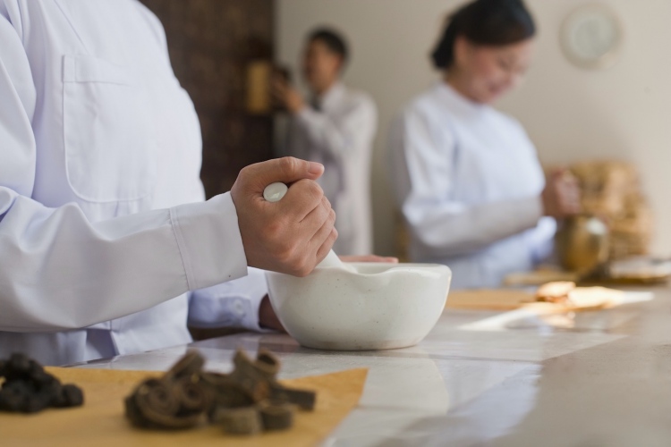 Doctores chinos tradicionales que mezclan ingredientes medicinales