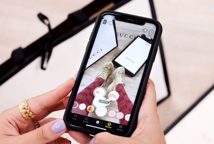 Gucci se asocia con Snapchat y permite a los usuarios probarse y comprar zapatillas virtualmente