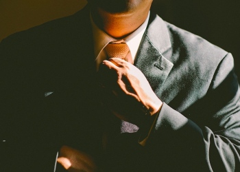 Hombre con traje y corbata