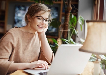 Mujer joven estudiante