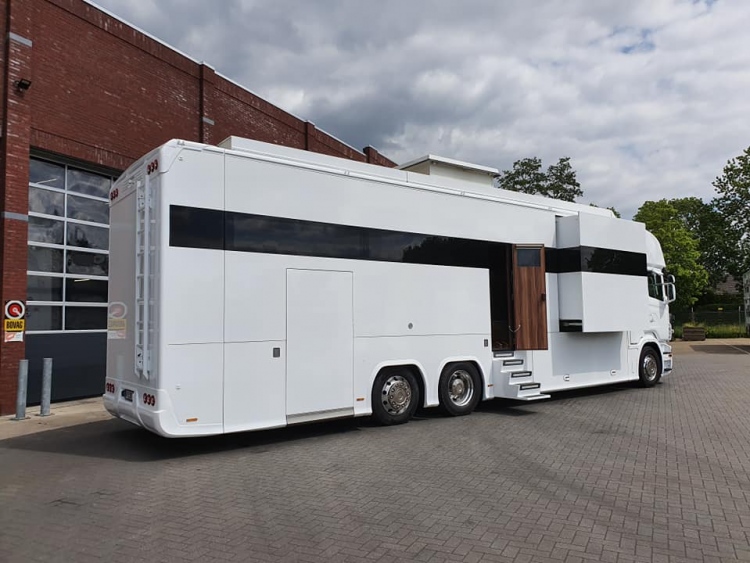 Una sala de estar, tres habitaciones y un garaje bien equipado: esta autocaravana Scania RV lo tiene todo