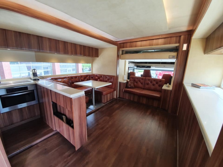 Una sala de estar, tres habitaciones y un garaje bien equipado: esta autocaravana Scania RV lo tiene todo