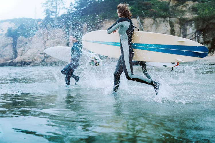Un grupo de jóvenes amigos se van de surfing