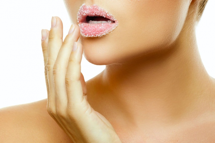 Mujer exfolia sus labios