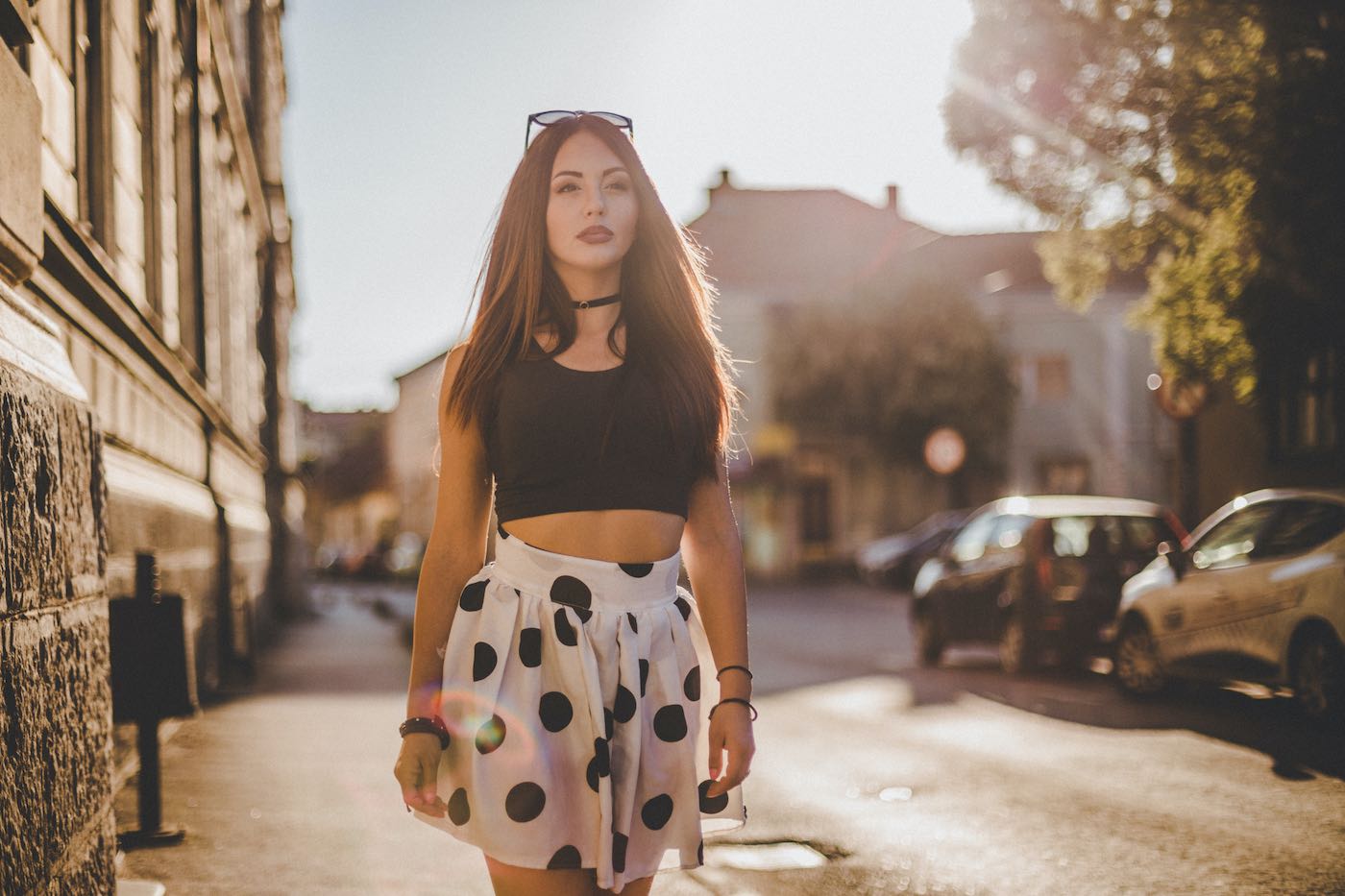 Mujer joven lleva puesto un Crop-tops y disfruta de un día soleado de verano en la ciudad.