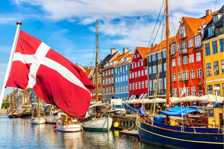 Famoso puerto viejo de Nyhavn en el centro de Copenhague, Dinamarca.