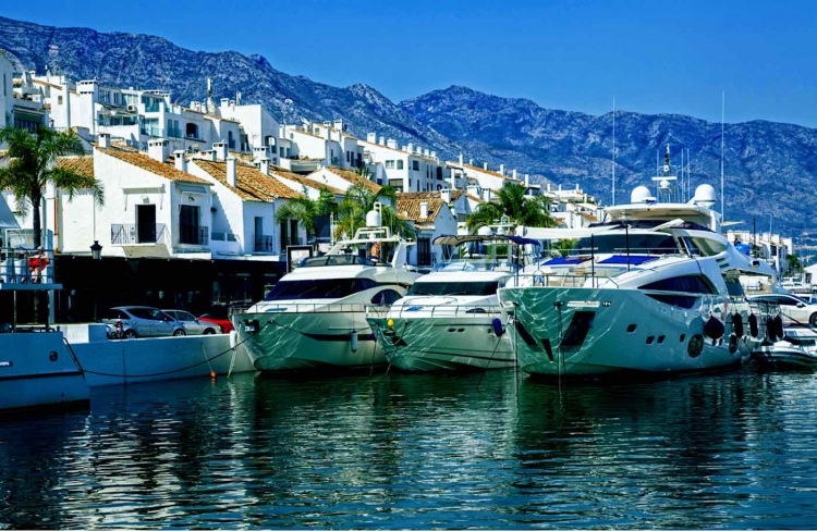 Yates de lujo en Puerto Banús, el puerto deportivo de Marbella, España