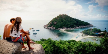Pareja romántica disfrutando del paraíso tropical de la isla de Koh nang yuan en Tailandia.