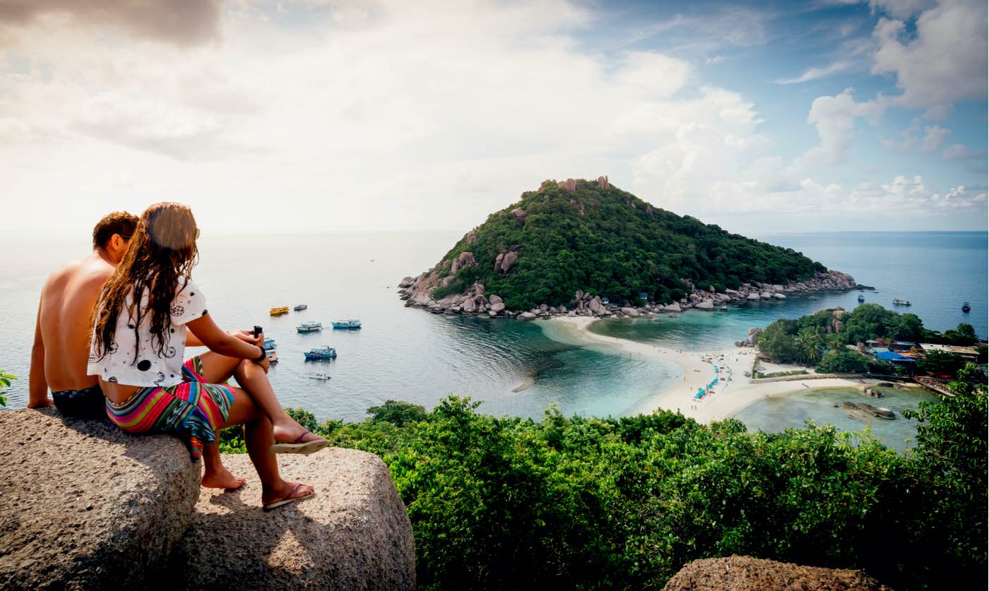 Pareja romántica disfrutando del paraíso tropical de la isla de Koh nang yuan en Tailandia.