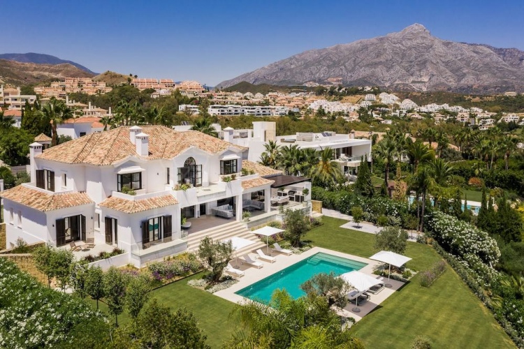 Elegante villa moderna en La Cerquilla, Nueva Andalucía, con impresionante vistas panorámicas al mar puede ser tuya por €8.99 millones