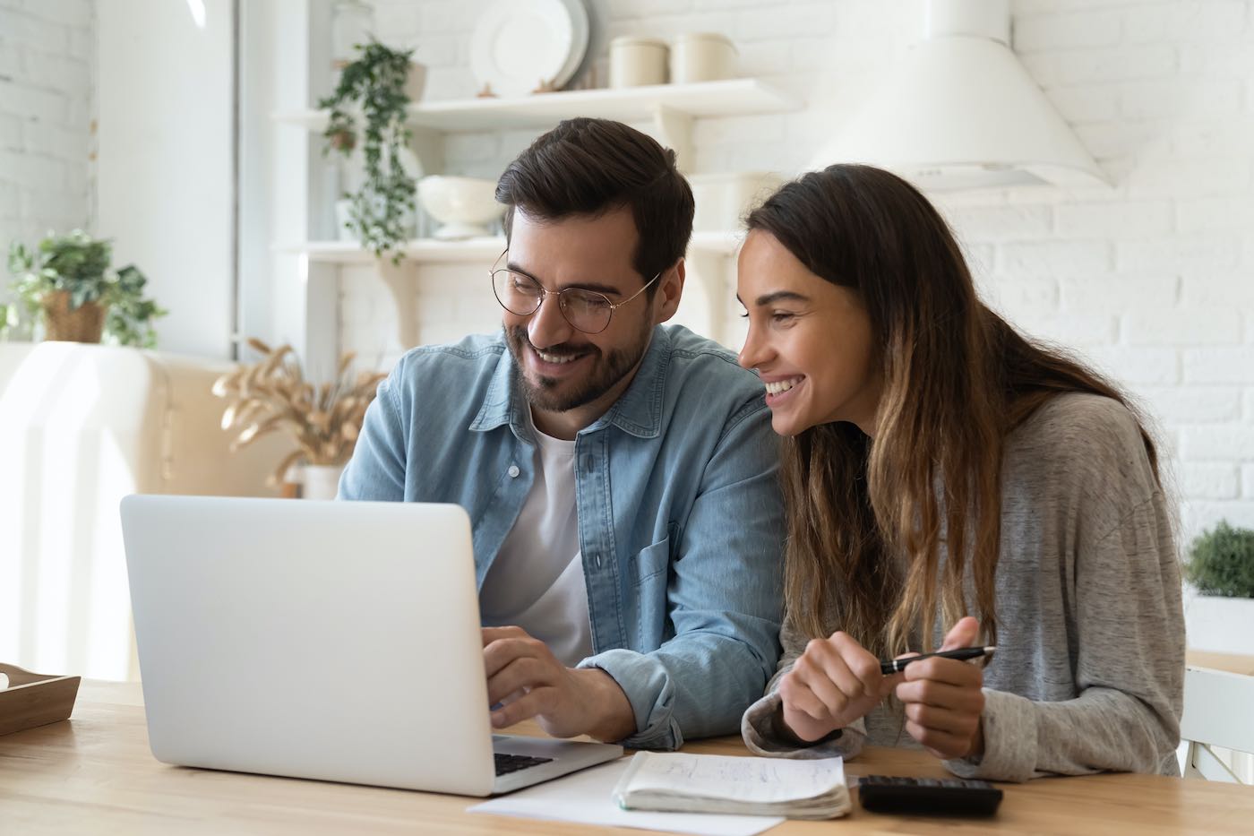 Pareja usando una computadora portátil