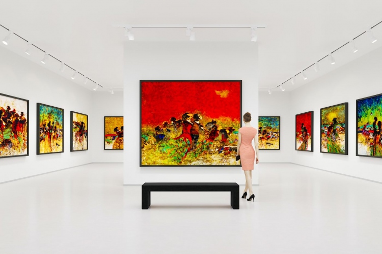 Mujer joven visita exposición de arte y mira las pinturas de bellas artes en una galería de arte.