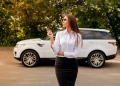 Mujer en un Range Rover