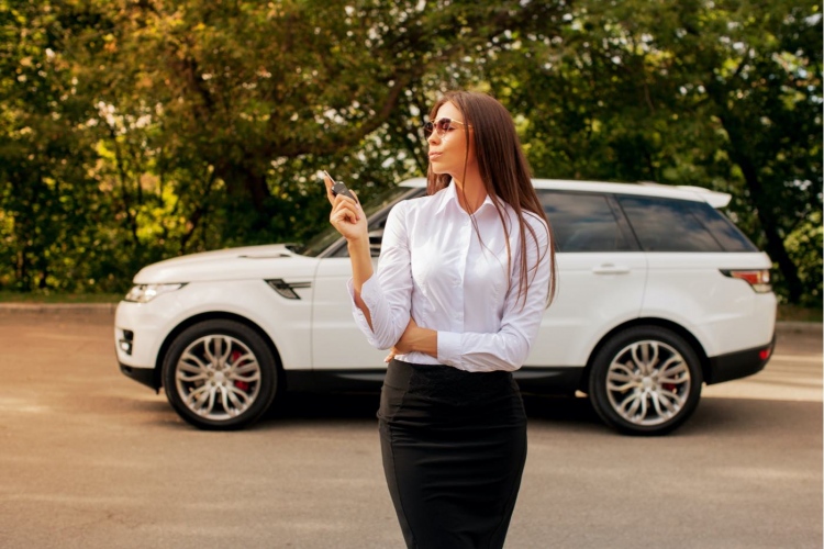 Mujer en un Range Rover