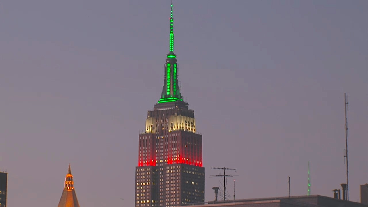 El Empire State se ilumina en honor a México durante septiembre.