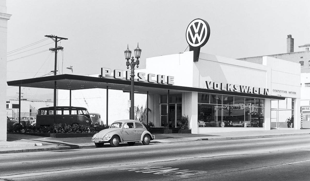 El concesionario "Competition Motors“ de John von Neumann en Los Ángeles, California.