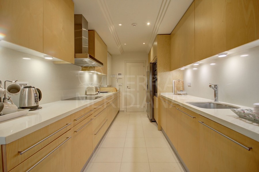 La cocina está totalmente equipada con electrodomésticos de alta gama.