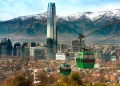Teleférico en el cerro San Cristóbal, con vista panorámica de Santiago de Chile.