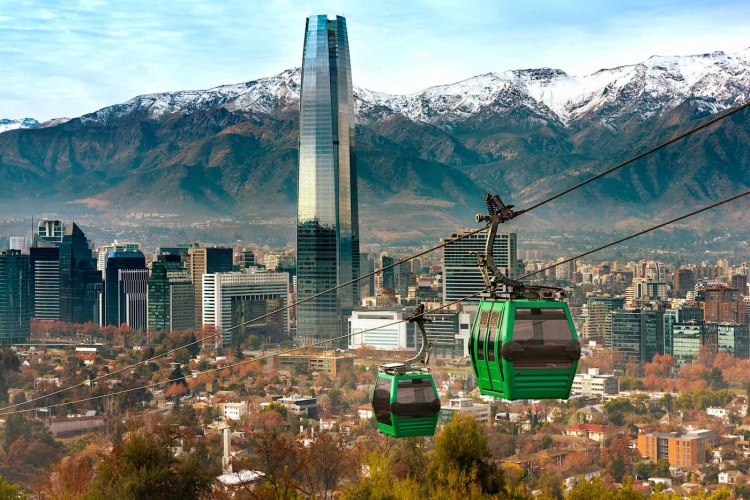 Teleférico en el cerro San Cristóbal, con vista panorámica de Santiago de Chile.