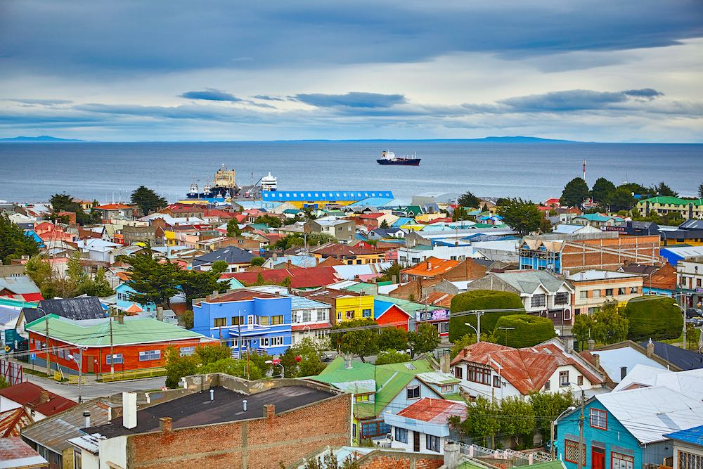 Vista panorámica de Punta Arenas con el Estrecho de Magallanes en la Patagonia, Chile.