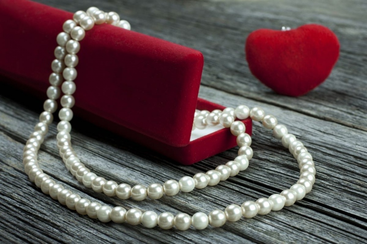 regalo romántico en la caja de joyería, día de San Valentín