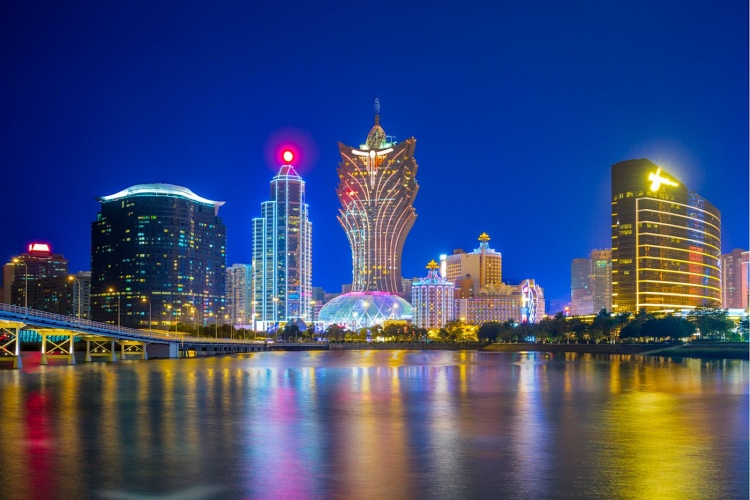 "Macao, casino, noche, rascacielos junto al mar"